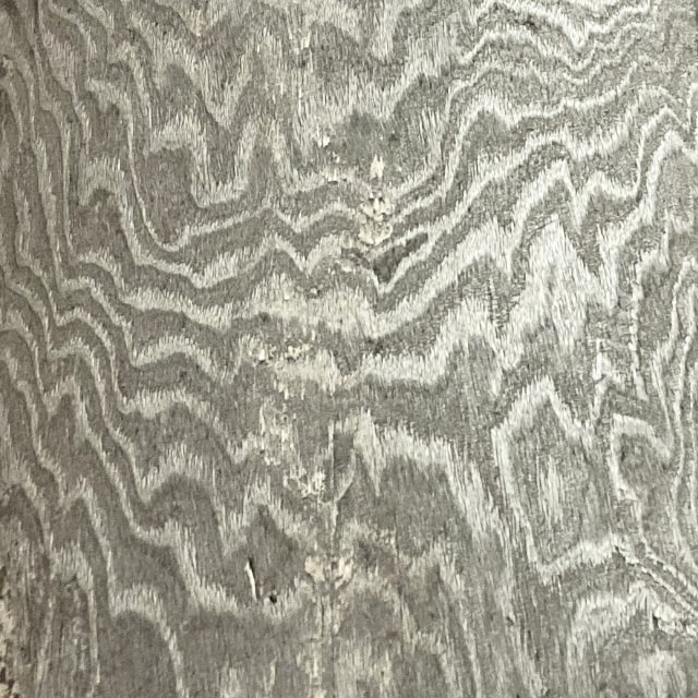 乾燥した桐材の表面